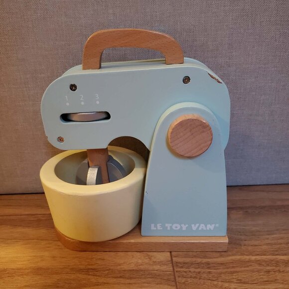 Le Toy Van Bakers Mixer Set Wooden Play Baking Mixer and Bowl - Picture 3 of 5